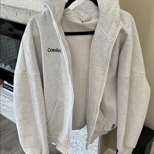 Comfrt brand gray zipup hoodie with pockets. Size L Worn 1 time good condition.